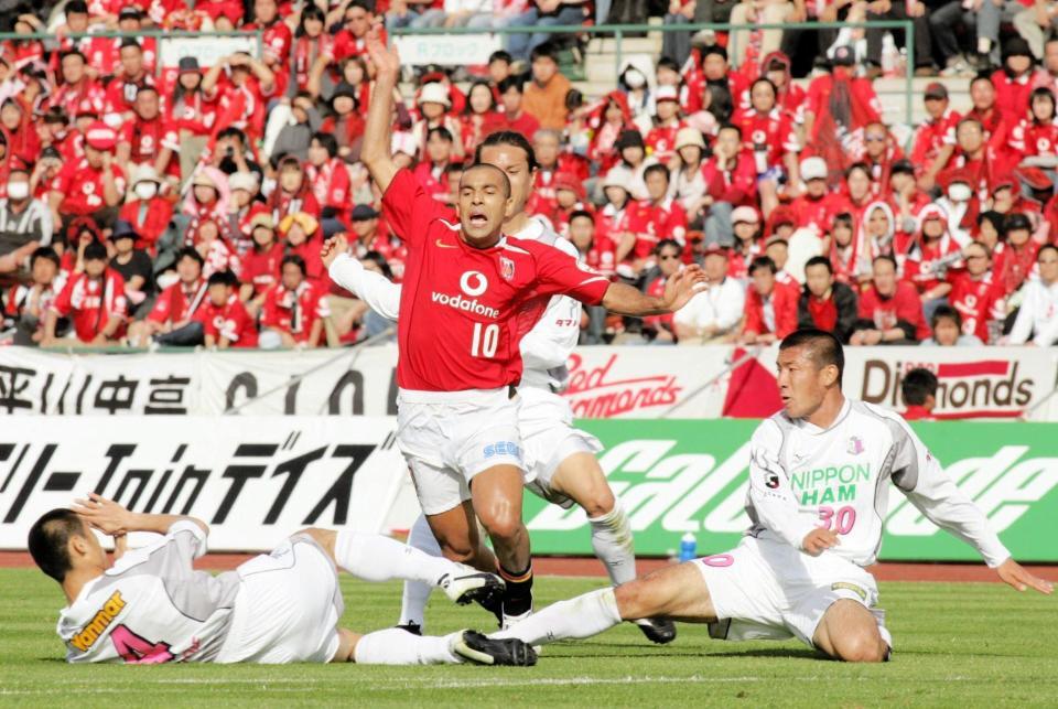 えらいことになってるｗドリブル突破を狙うも、激しいディフェンスに阻まれる浦和・エメルソン（中）＝駒場スタジアム・２００５年撮影