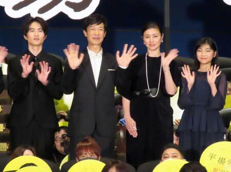 　映画「平場の月」の舞台あいさつに登壇した（左から）土井裕泰監督、坂元愛登、堺雅人、井川遥、一色香澄
