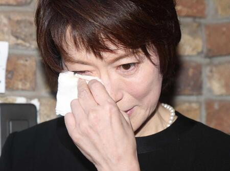 　涙ながらに思い出を振り返る若村麻由美（撮影・石井剣太郎）