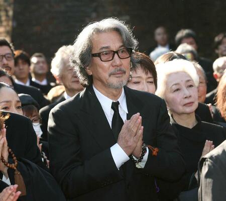　告別式に参列した役所広司（撮影・石井剣太郎）