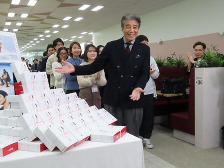 　東映新オフィスでおはぎセレモニーを行った舘ひろし