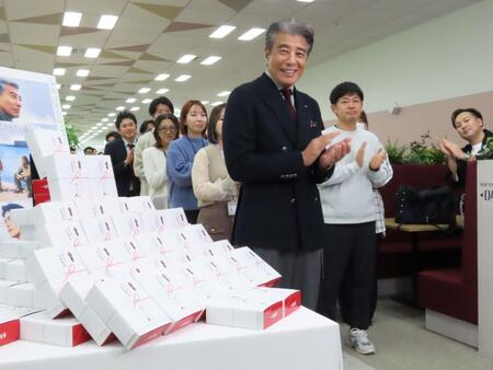 　東映新オフィスでおはぎセレモニーを行った舘ひろし