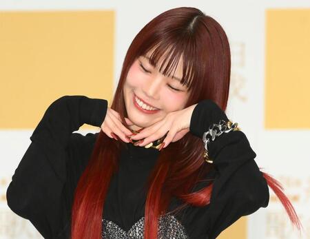 　キュートにポーズを決めるアイナ・ジ・エンド（撮影・堀内翔）