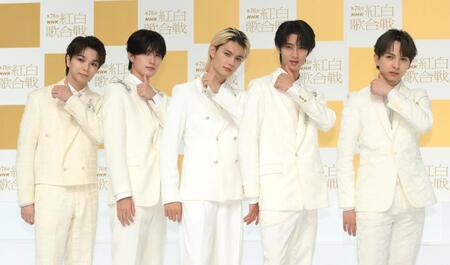 　「イイじゃん」ポーズを決めるＭ！ＬＫの（左から）塩﨑太智、山中柔太朗、佐野勇斗、曽野舜太、吉田仁人（撮影・堀内翔）