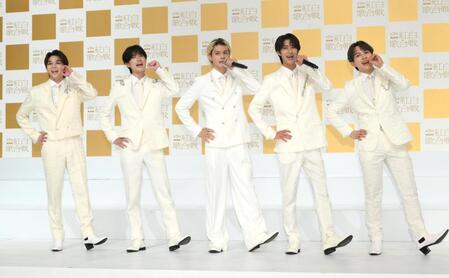 　Ｍ！ＬＫのポーズを決める（左から）塩﨑太智、山中柔太朗、佐野勇斗、曽野舜太、吉田仁人（撮影・堀内翔）