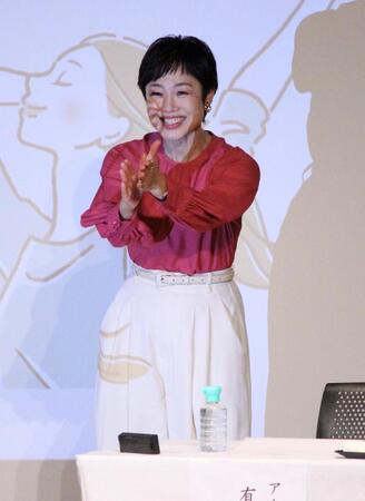 　拍手する有働由美子
