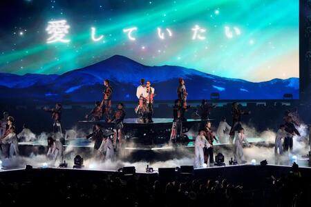 　センターステージで歌うボーカル４人