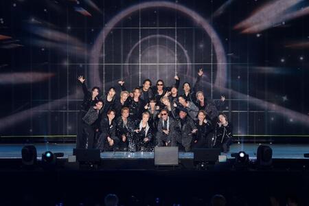 　ドームツアー初日に笑顔を浮かべる（１段目左から）神谷健太、ＥＸＩＬＥ　ＮＡＯＴＯ、ＥＸＩＬＥ　ＳＨＯＫＩＣＨＩ、ＥＸＩＬＥ　ＴＡＫＡＨＩＲＯ、ＥＸＩＬＥ　ＡＴＳＵＳＨＩ、ＥＸＩＬＥ　ＮＥＳＭＩＴＨ、岩谷翔吾、山本彰吾（二段目左から）木村慧人、堀夏喜、浦川翔平、ＥＸＩＬＥ　ＴＥＴＳＵＹＡ、佐藤大樹、藤原樹、澤本夏輝、陣（三段目左から）小林直己、ＥＸＩＬＥ　ＡＫＩＲＡ、世界、橘ケンチ