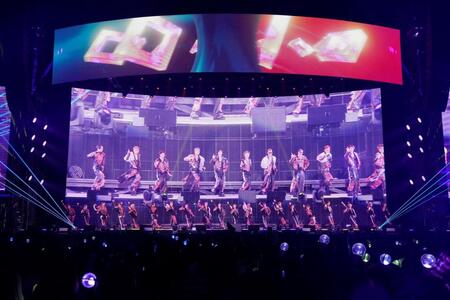 　ステージ上にラインナップする出演者