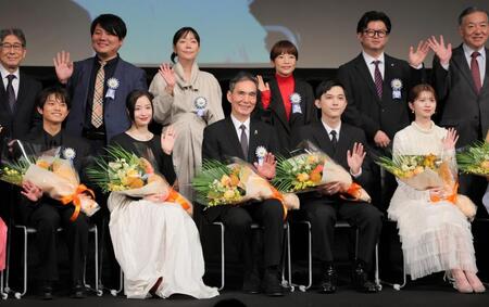 　笑顔の（前列左から）黒川想矢、広瀬すず、長塚京三、吉沢亮、桜田ひより（撮影・吉澤敬太）