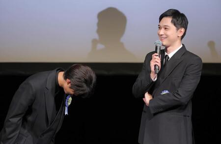 　共に主人公を演じた吉沢亮（右）に褒められ、恐縮する黒川想矢（撮影・吉澤敬太）