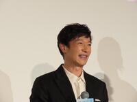 　映画「平場の月」の舞台あいさつに登壇した堺雅人