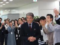 　東映新オフィスでおはぎセレモニーを行った舘ひろし