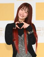 　キュートにポーズを決めるアイナ・ジ・エンド（撮影・堀内翔）