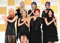 　ＨＡＮＡの（前列左から）ＭＡＨＩＮＡ、ＹＵＲＩ、ＣＨＩＫＡ、ＫＯＨＡＲＵ（後列同）ＭＯＭＯＫＡ、ＪＩＳＯＯ、ＮＡＯＫＯ（撮影・堀内翔）