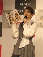 　お気に入りのページを見せる桜田ひより