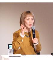 　トークで盛り上げる松嶋尚美