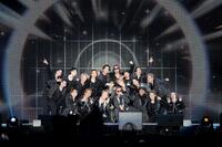 　ドームツアー初日に笑顔を浮かべる（１段目左から）神谷健太、ＥＸＩＬＥ　ＮＡＯＴＯ、ＥＸＩＬＥ　ＳＨＯＫＩＣＨＩ、ＥＸＩＬＥ　ＴＡＫＡＨＩＲＯ、ＥＸＩＬＥ　ＡＴＳＵＳＨＩ、ＥＸＩＬＥ　ＮＥＳＭＩＴＨ、岩谷翔吾、山本彰吾（二段目左から）木村慧人、堀夏喜、浦川翔平、ＥＸＩＬＥ　ＴＥＴＳＵＹＡ、佐藤大樹、藤原樹、澤本夏輝、陣（三段目左から）小林直己、ＥＸＩＬＥ　ＡＫＩＲＡ、世界、橘ケンチ