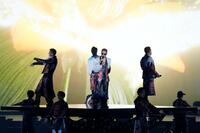 　センターステージで歌唱するボーカル４人、中央はＥＸＩＬＥ　ＡＴＳＵＳＨＩ