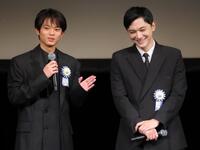 　「国宝」で共に主人公を演じた黒川想矢（右）から褒められ、照れる吉沢亮（撮影・吉澤敬太）