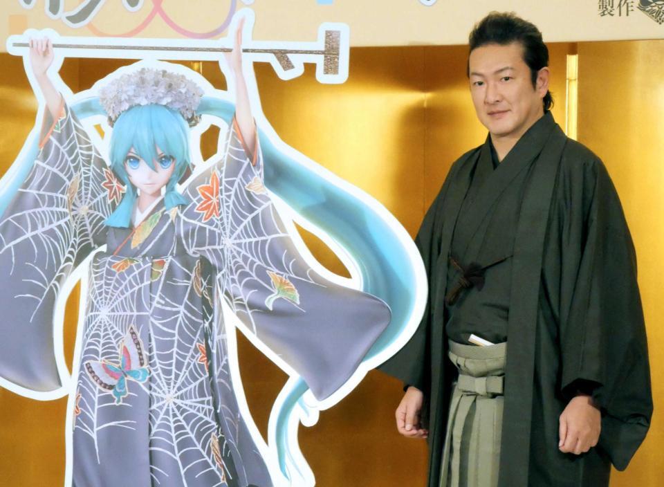 　撮影に応じた初音ミク（左）と中村獅童