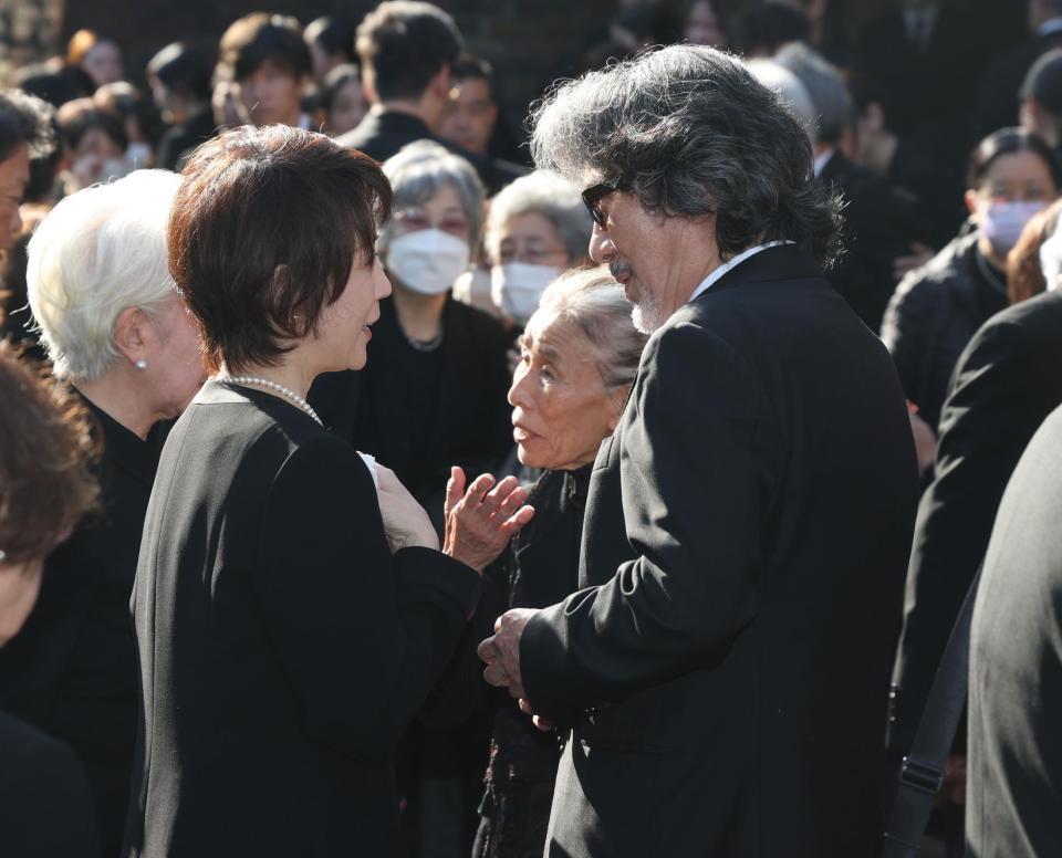 　若村麻由美（左）と話す役所広司（撮影・石井剣太郎）