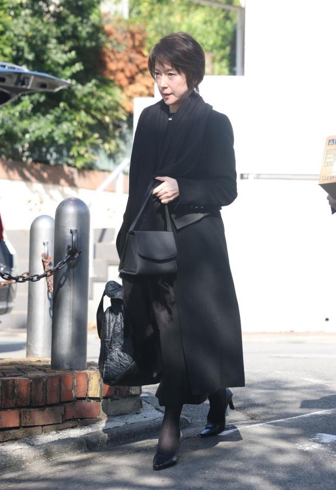 　参列する若村麻由美（撮影・石井剣太郎）