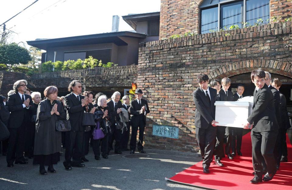 　ひつぎに手を合わせる役所広司（左端）ら参列者（撮影・石井剣太郎）