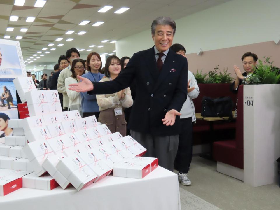 　東映新オフィスでおはぎセレモニーを行った舘ひろし