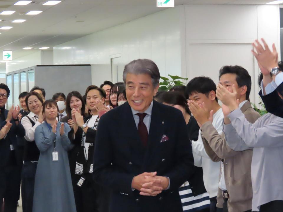 　東映新オフィスでおはぎセレモニーを行った舘ひろし