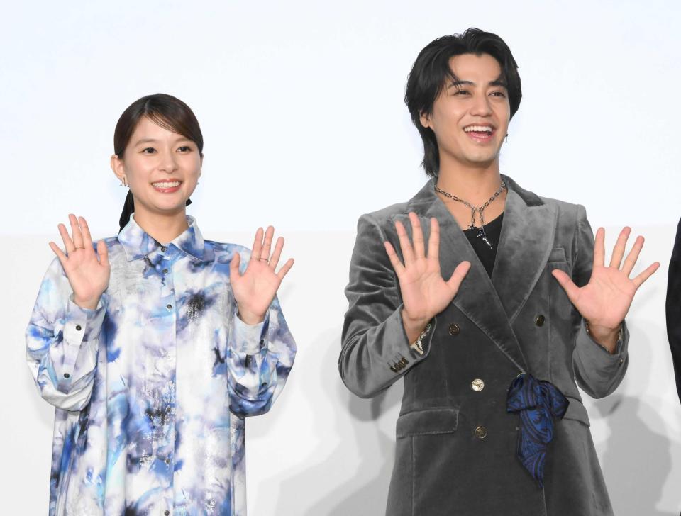 　共演する芳根京子（左）と高橋海人（撮影・堀内翔）