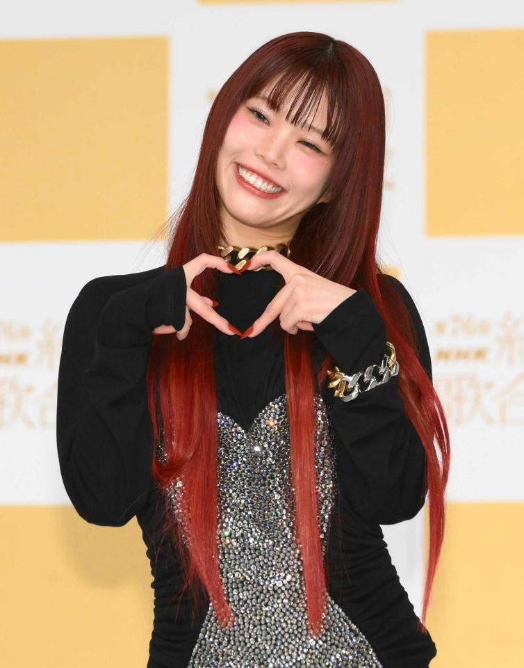 　キュートにポーズを決めるアイナ・ジ・エンド（撮影・堀内翔）