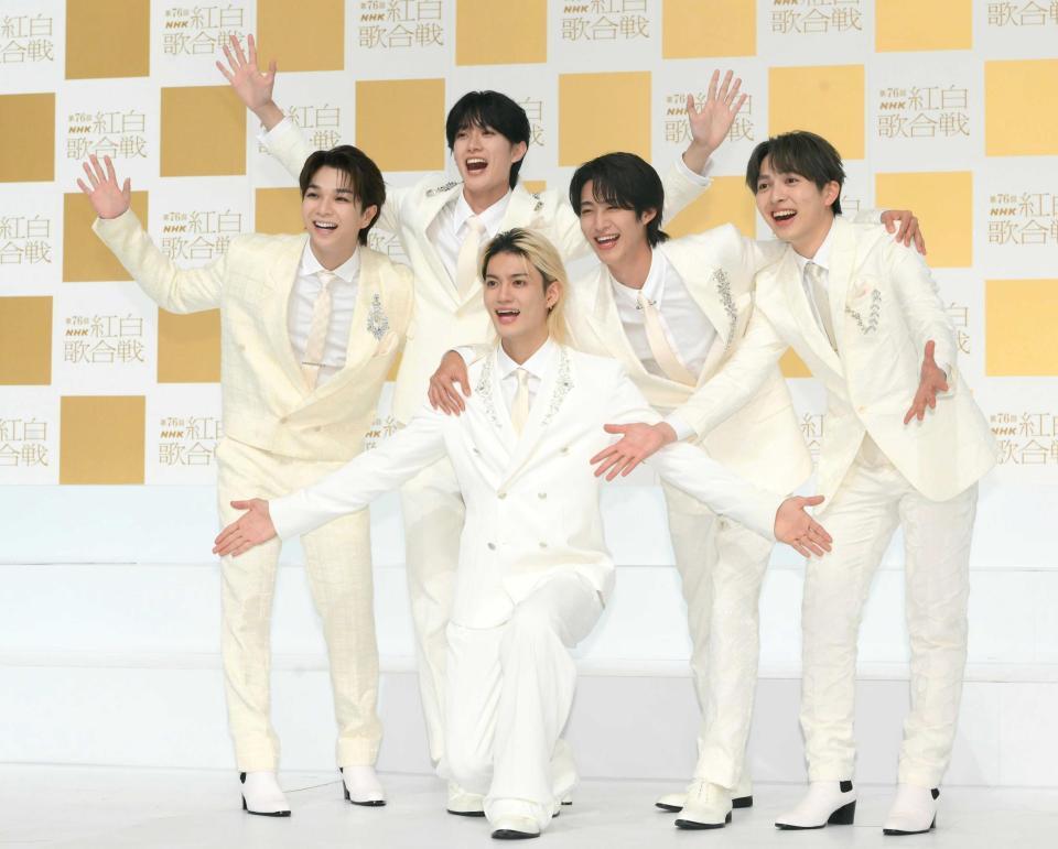 　初出場に喜びを爆発させるＭ！ＬＫの（左から）塩﨑太智、山中柔太朗、佐野勇斗、曽野舜太、吉田仁人（撮影・堀内翔）