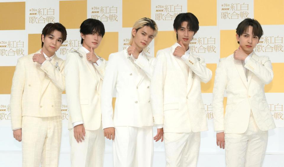 　「イイじゃん」ポーズを決めるＭ！ＬＫの（左から）塩﨑太智、山中柔太朗、佐野勇斗、曽野舜太、吉田仁人（撮影・堀内翔）