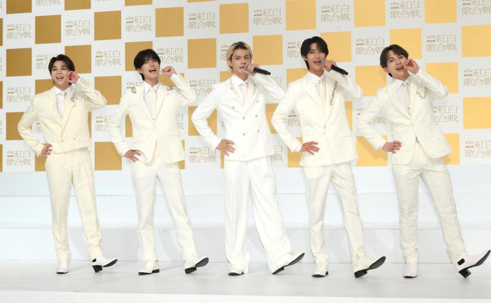 　Ｍ！ＬＫのポーズを決める（左から）塩﨑太智、山中柔太朗、佐野勇斗、曽野舜太、吉田仁人（撮影・堀内翔）