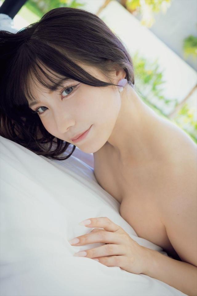 　伊織芽衣１ｓｔ写真集「芽色-めいろ-」ⓒＫＡＤＯＫＡＷＡ　ＰＨＯＴＯ／田中智久　