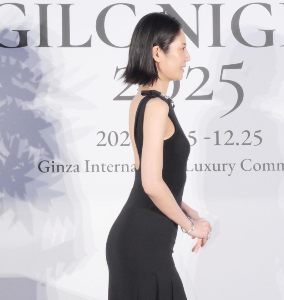 　美背中を披露した松下奈緒