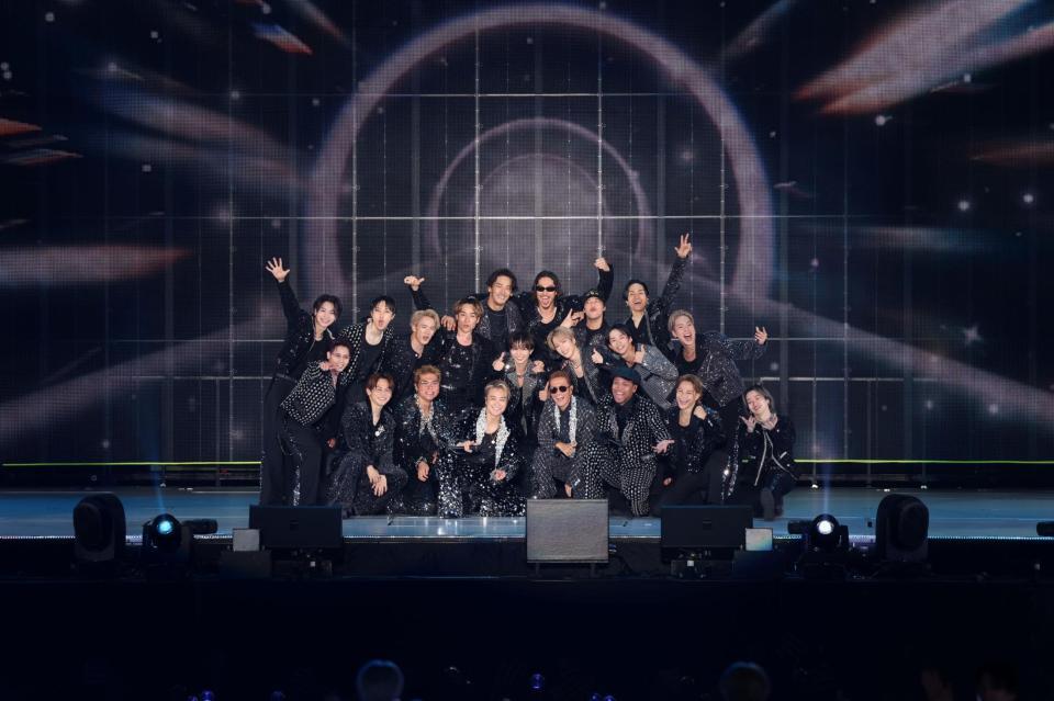 　ドームツアー初日に笑顔を浮かべる（１段目左から）神谷健太、ＥＸＩＬＥ　ＮＡＯＴＯ、ＥＸＩＬＥ　ＳＨＯＫＩＣＨＩ、ＥＸＩＬＥ　ＴＡＫＡＨＩＲＯ、ＥＸＩＬＥ　ＡＴＳＵＳＨＩ、ＥＸＩＬＥ　ＮＥＳＭＩＴＨ、岩谷翔吾、山本彰吾（二段目左から）木村慧人、堀夏喜、浦川翔平、ＥＸＩＬＥ　ＴＥＴＳＵＹＡ、佐藤大樹、藤原樹、澤本夏輝、陣（三段目左から）小林直己、ＥＸＩＬＥ　ＡＫＩＲＡ、世界、橘ケンチ