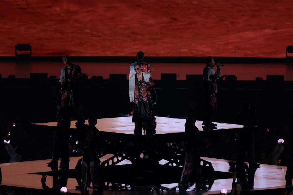 　センターステージで歌唱するボーカル４人、中央はＥＸＩＬＥ　ＡＴＳＵＳＨＩ