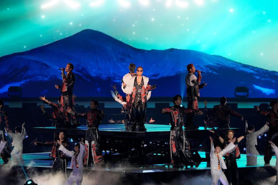 　センターステージで歌唱するボーカル４人、中央はＥＸＩＬＥ　ＡＴＳＵＳＨＩ