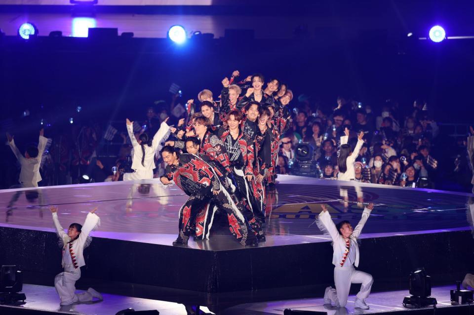 　Ｃｈｏｏ　Ｃｈｏｏ　ＴＲＡＩＮでロールダンスを披露するＥＸＩＬＥとＥＸＩＬＥ　ＴＲＩＢＥ