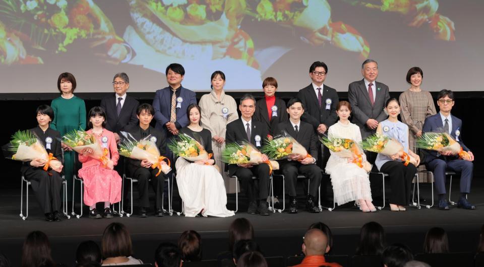 　（前列左から）早川千絵監督、鈴木唯、黒川想矢、広瀬すず、長塚京三、吉沢亮、桜田ひより、中野有紗、李相日監督、（後列同）高橋尚子公益財団法人多摩市文化振興財団理事長、竹内昇ＴＡＭＡ映画フォーラム実行委員会、平一紘監督、大九明子監督、呉美保監督、山本元環監督、阿部裕行多摩市長、古谷真美多摩市くらしと文化部長（撮影・吉澤敬太）