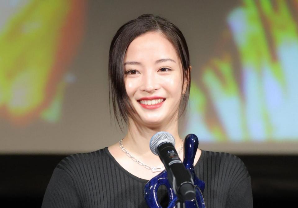 広瀬すず ぴっちりドレスで多摩に登場 今年公開だけで主演3本