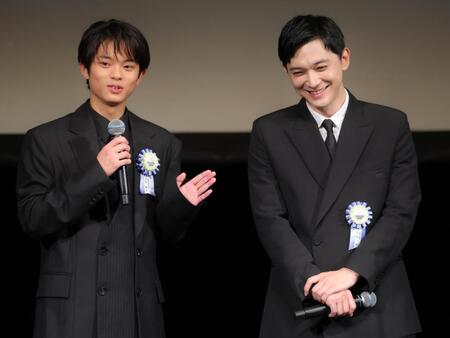 　「国宝」で共に主人公を演じた黒川想矢（右）から褒められ、照れる吉沢亮（撮影・吉澤敬太）