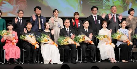 　手を振る（前列左から）鈴木唯、黒川想矢、広瀬すず、長塚京三、吉沢亮、桜田ひより、中野有紗ら（撮影・吉澤敬太）