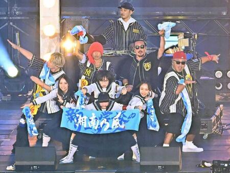 　湘南乃風とパフォーマンスする新しい学校のリーダーズ（撮影・西田忠信）