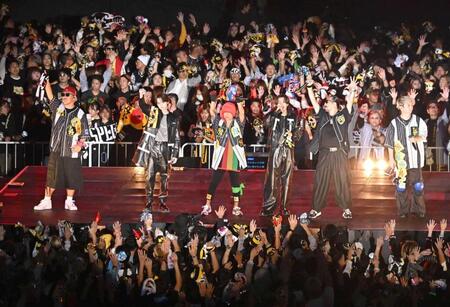 　湘南乃風とパフォーマンスするＴＨＥ　ＲＡＭＰＡＧＥ（撮影・西田忠信）