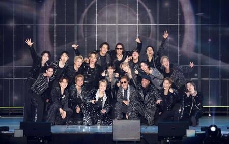 　ドームツアー初日に笑顔を浮かべる（前列左４人目から）ＥＸＩＬＥ　ＴＡＫＡＨＩＲＯ、ＥＸＩＬＥ　ＡＴＳＵＳＨＩら