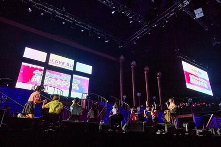 　横浜スタジアム公演を発表するビジョンを見つめる＝ＬＯＶＥ