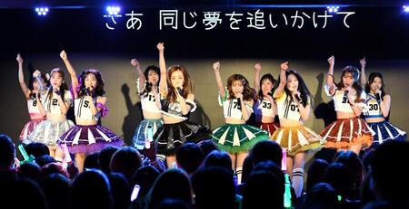 　ＲｏＬｕＡｎＧＥＬの９人とパフォーマンスする板野友美（中央）＝撮影・佐藤厚